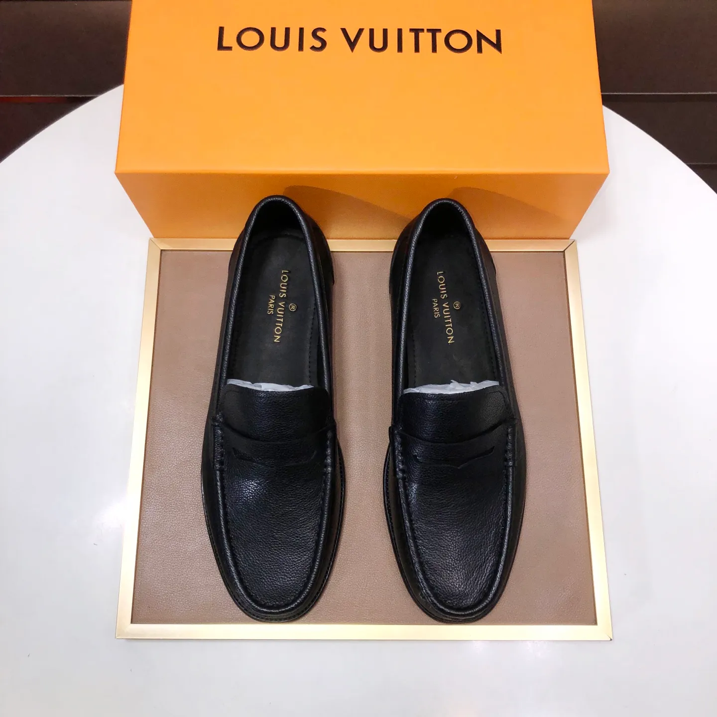 Men's men's shoes💰540💰[LV] (original single cowhide lining)🍀LV's latest genuine leather business suit shoes are available on the official website at the same time. The first-layer cowhide imported from Italy is made of heavy gold, and the official website has a 1:1 rubber outsole. Versatile to wear, high-end without losing class, and the color combination is extraordinary. This four-season style is alluring when worn on your feet, showing off your big-name flair. Standard code 38-45 (45 customized)